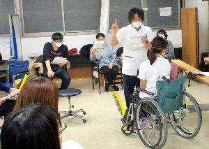 車いすに乗り指導しているリハビリ職員