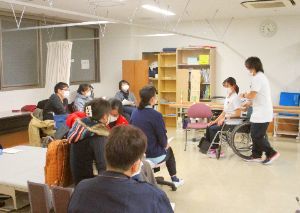 リハビリ職員の実演を見る看護補助者