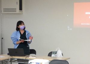 講義をする手術看護師