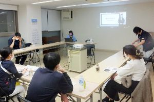 手術看護師の講義を聴く新人看護師