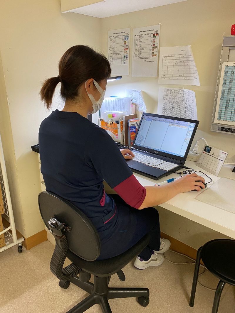 2階病棟で業務を行う薬剤師の写真