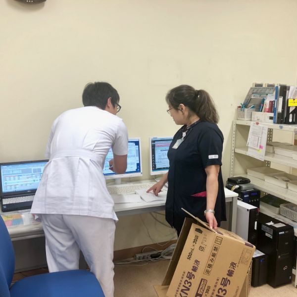 薬剤師と看護師が情報共有している写真