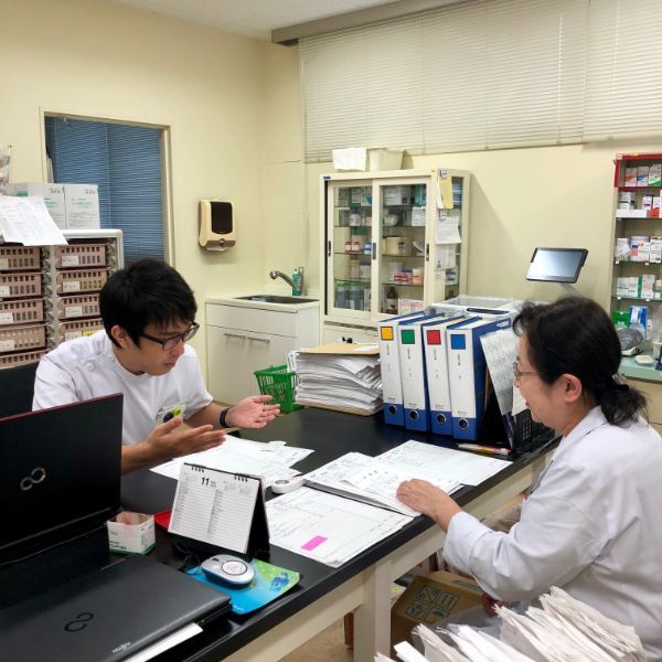 薬剤師同士で情報共有している写真