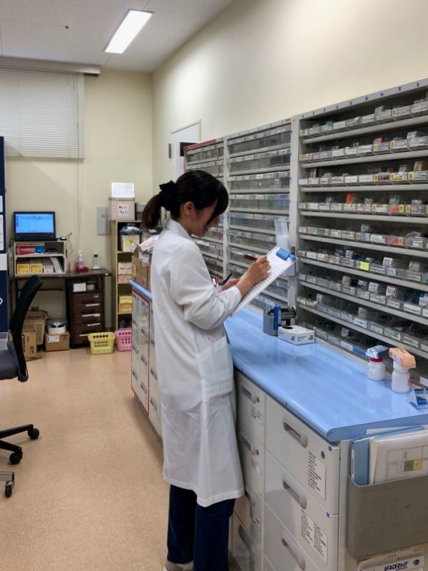 薬剤師が医薬品発注数確認作業中