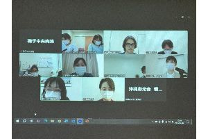 手術看護師の講義を聴く新人看護師